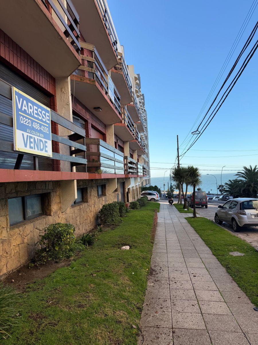 Venta departamento de dos ambientes con cochera fija. Vista lateral al mar. En la mejor zona de playa varese.
