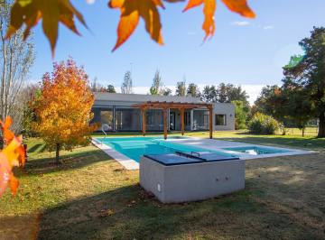 Casa · 157m² · 4 Ambientes · 5 Cocheras · Chacra en La Primavera