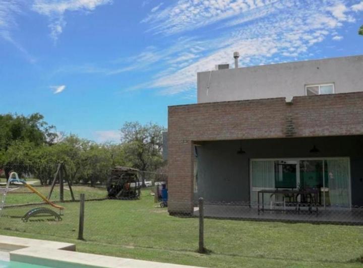 Casa · 320m² · 5 Ambientes · 2 Cocheras