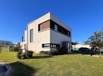 Casa · 230m² · 5 Ambientes · 4 Cocheras · Casa en Alquiler en Santa Ana, Villanueva, Tigre