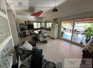 Casa · 422m² · 12 Ambientes · 2 Cocheras · Venta Casa 5 Dorm en Unquillo
