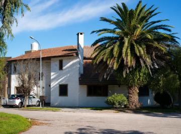 Casa · 230m² · 4 Dormitorios · 2 Cocheras · Venta Chalet 5 Amb Apto Credito - Los Pinares