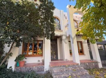 Casa · 241m² · 5 Ambientes · 2 Cocheras · Casa en Venta - Barrio Rucalue