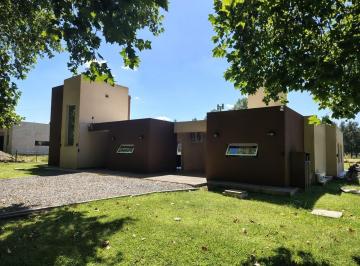 Casa · 172m² · 4 Ambientes · 1 Cochera · Nuevo (2 Años) Casa en Barrio Malvinas 2 - 2.100 m² Tot Garage Piscina Quincho Parrilla