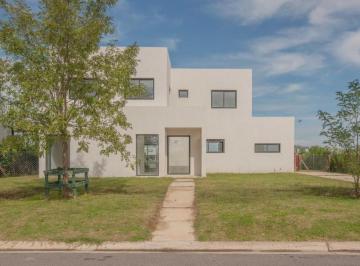 Casa · 224m² · 6 Ambientes · 3 Cocheras · Casa en Venta,6 Ambientes, San Sebastian, Pilar, a Laguna