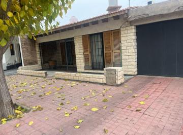 Casa · 180m² · 3 Dormitorios · 2 Cocheras · Sd Propiedades Venta Casa con Quincho y Cochera Doble en Barrio Av Sur