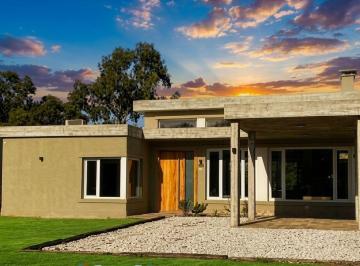 Casa de 5 ambientes, Costa Esmeralda · Casa Barrio Golf 2 Gas Natural Piscina 220 m² - 4 Dorm. 2 Suite - Venta