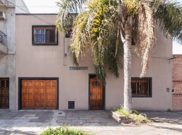 Casa · 165ha · 5 Ambientes · 1 Cochera · Venta Casa 5 Ambientes con Piscina en Lanus