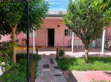 Casa · 122m² · 6 Ambientes · 1 Cochera · Casa y Local, Importante Potencial