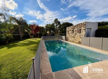 Casa · 193m² · 7 Ambientes · 2 Cocheras · Venta Casa 5 Dorm. Amplio Jardín Parquizado y Pileta Cantegril Funes Santa Fe