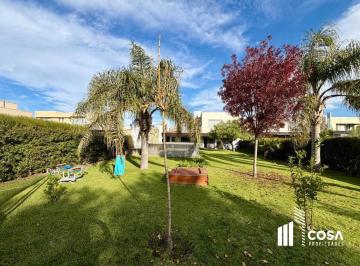 Casa · 193m² · 7 Ambientes · 2 Cocheras · Venta Casa 4 Dorm. Amplio Jardín Parquizado y Pileta Cantegril Funes Santa Fe