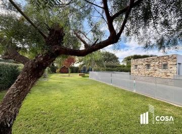 Casa · 193m² · 7 Ambientes · 2 Cocheras · Venta Casa 4 Dorm. Amplio Jardín Parquizado y Pileta Cantegril Funes Santa Fe