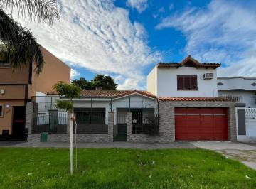 Casa · 130m² · 4 Ambientes · Casa de 3 Dorm. Patio y Cochera en Zona Sur - en Alquiler - $980.000