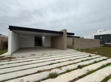 Casa · 250m² · 6 Ambientes · 2 Cocheras · La Cercanía - 3 Dorm - Una Planta