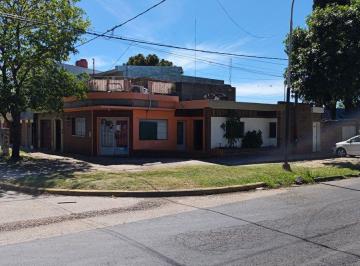 Casa · 141m² · 5 Ambientes · 2 Cocheras · Excepcional Casa en Esquina y Local Comercial