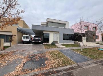 Casa · 337m² · 8 Ambientes · 2 Cocheras · Venta de Casa en Lago del Torreon
