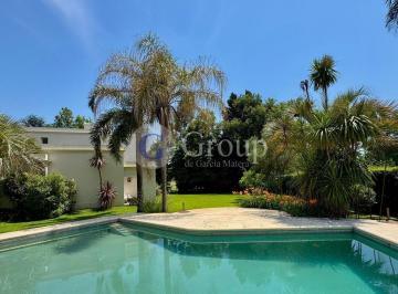Casa · 365m² · 7 Ambientes · 2 Cocheras · Exclusiva Casa Sobre Lote Central Al Golf con Pileta y 5 Suites en Highland Park