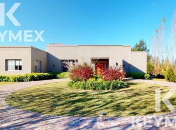 Casa · 260m² · 7 Ambientes · 2 Cocheras · Venta de Casa de 4 Dormitoios en Campos de Roca
