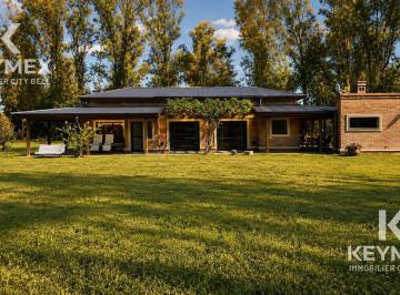 Casa · 216m² · 6 Ambientes · Venta de Casa de 4 Dorm. en Campos de Roca
