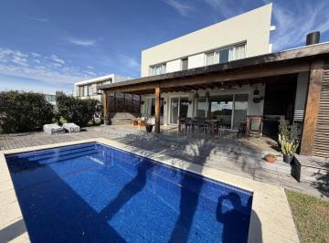 Casa · 300m² · 6 Ambientes · 7 Cocheras · Casa en Alquiler con o Sin Muebles y a Laguna 6 Ambientes