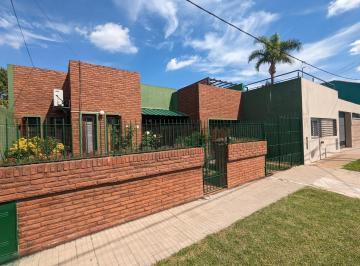 Casa · 160m² · 3 Dormitorios · 1 Cochera · Casa en Venta - 3 Dorm. 3 Baños - Cochera - 300 m² - Villa Elvira, La Plata