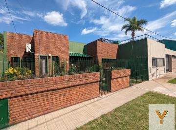 Casa · 160m² · 3 Dormitorios · 1 Cochera · Casa en Venta - 3 Dorm. 3 Baños - Cochera - 300 m² - Villa Elvira, La Plata