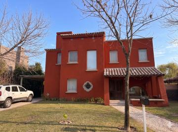 Casa · 210m² · 5 Ambientes · 3 Cocheras · Casa en Alquiler - Santa Bárbara - Pileta