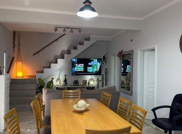 Casa · 250m² · 6 Ambientes · Casa en Venta - 3 Dorm. 3 Baños - 430 m² - Chivilcoy