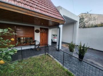 Casa de 5 ambientes, Lanús · Chalet en Venta con Tres Habitaciones en Lanus Oeste