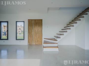 Casa · 142m² · 5 Ambientes · 4 Cocheras · Casa en Oportunidad A11 Mb en San Sebastian