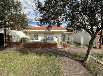 Casa · 120m² · 3 Ambientes · 2 Cocheras · Casa con Gran Jardín y Cochera