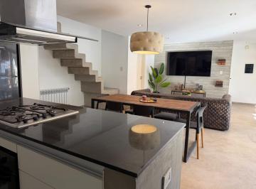 Casa · 200m² · 6 Ambientes · 2 Cocheras · Alquiler de Casa Amoblada 3 Dorm., 3 Baños