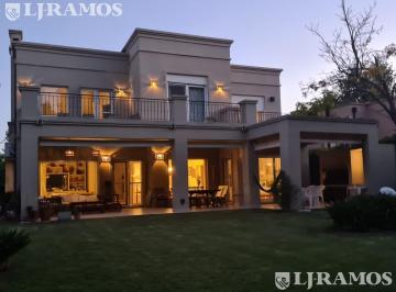 Casa · 300m² · 7 Ambientes · 2 Cocheras · Casa con 3 Dorm. en Alquiler Anual en Santa Bárbara
