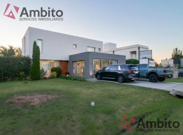 Casa · 1100m² · 6 Ambientes · 2 Cocheras · Lomas de City Bell