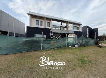 Casa · 221m² · 5 Ambientes · 1 Cochera · Casa en Venta en Villanueva, Tigre, G. B. a. Zona Norte