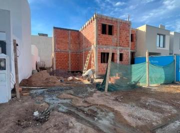 Casa · 200m² · 4 Ambientes · 2 Cocheras · Venta Quebrada de Manantiales con Pileta 200 m² Cubiertos