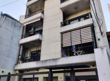 Departamento de 2 ambientes, Parque Chacabuco · Alquiler de Departamento, Al Frente, con Balcon y Parrilla