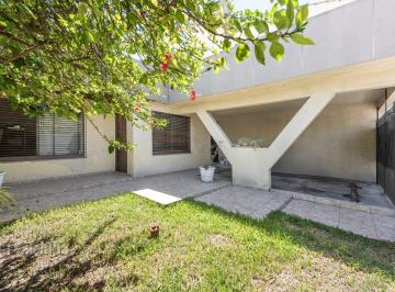 Casa · 97m² · 3 Ambientes · 1 Cochera · Casa en Venta de 3 Ambientes con Cochera, Quincho y Jardín