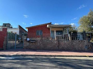 Casa de 4 ambientes, La Falda · Casa a La Venta con Dependencias en La Falda