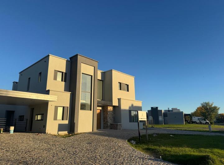 Casa · 204m² · 5 Ambientes · 4 Cocheras