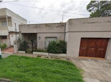Casa · 220m² · 4 Ambientes · 1 Cochera · Casa en Castelar Norte