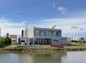 Casa · 236m² · 5 Ambientes · 2 Cocheras · Propiedad con Hermoso Lote Al Agua en Venta.