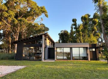 Casa · 200m² · 5 Ambientes · 2 Cocheras · Casa en Costa Esmeralda
