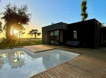 Casa · 200m² · 5 Ambientes · 2 Cocheras · Casa en Costa Esmeralda