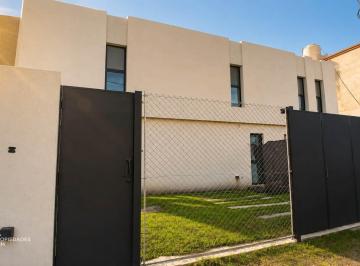 Casa · 98m² · 4 Ambientes · 1 Cochera · Casa en Venta 2 Dorm. con Jardín y Galería - Tierra Nueva Fisherton | Venta