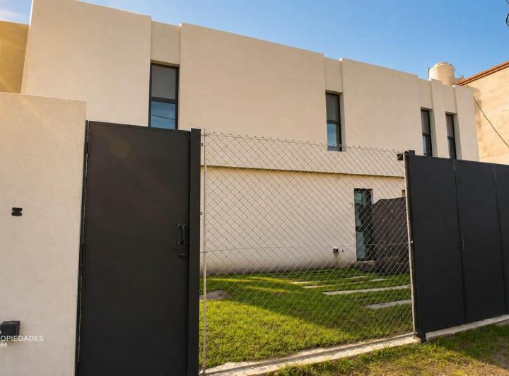 Casa · 98m² · 4 Ambientes · 1 Cochera