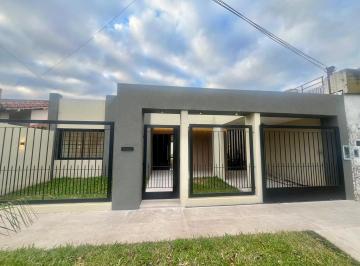 Casa · 137m² · 3 Ambientes · 1 Cochera · Casa Minimalista Totalmente Reciclada a Nuevo