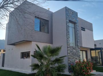 Casa · 190m² · 3 Dormitorios · 2 Cocheras · Casa en Alquiler