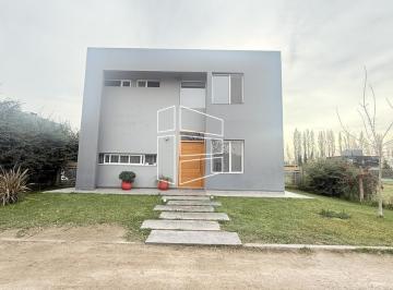 Casa · 260m² · 7 Ambientes · Venta - Casa en Barrio Privado Jockey - Nivel Gerencial - C122