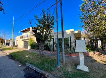 Casa de 6 ambientes, Malvinas Argentinas · Casa Imperdible en Esquina | Depto, Garaje y Taller Independientes + Doble Cochera